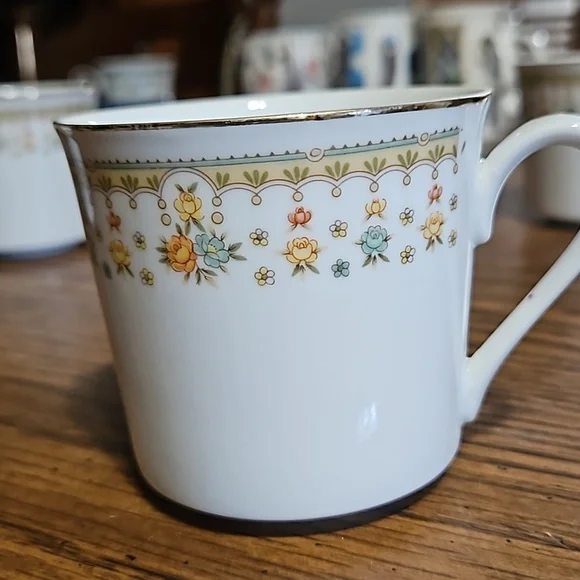 GARDEN BOUQUET - 4 Vintage Flat Cups - Fine China of Japan - Gold Trim - Picture 5 of 9